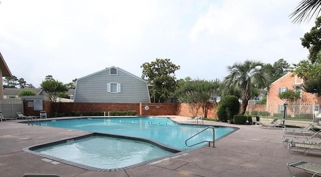 407 Bendwood Dr Unit 38, Houston, TX 77024 - community pool with a patio, a hot tub, and fence