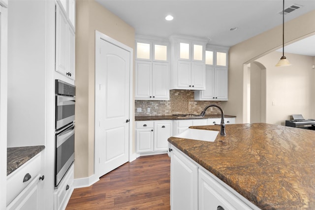 1650 Winding Canyon Ct, Katy, TX 77493 - kitchen with hanging light fixtures, a sink, dark wood-style flooring, backsplash, and recessed lighting