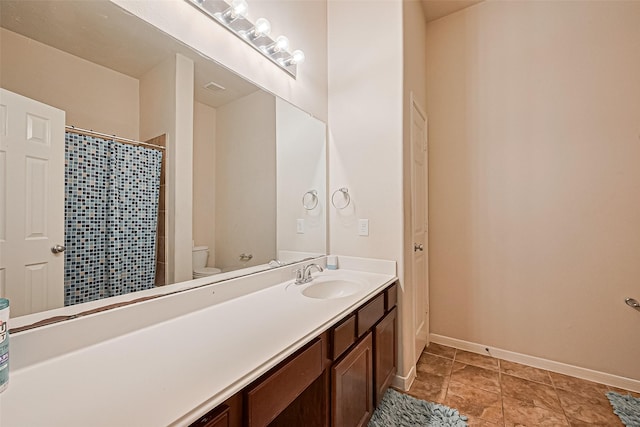 full bathroom featuring toilet, curtained shower, baseboards, and vanity