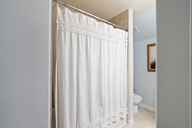 full bathroom featuring toilet and a shower with shower curtain
