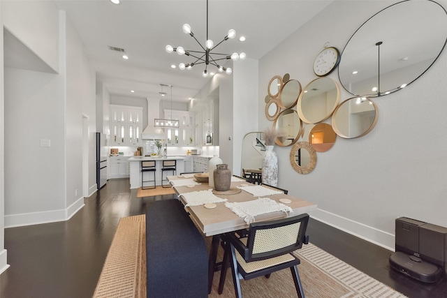 dining space with a notable chandelier, dark wood-type flooring, baseboards, visible vents, and recessed lighting