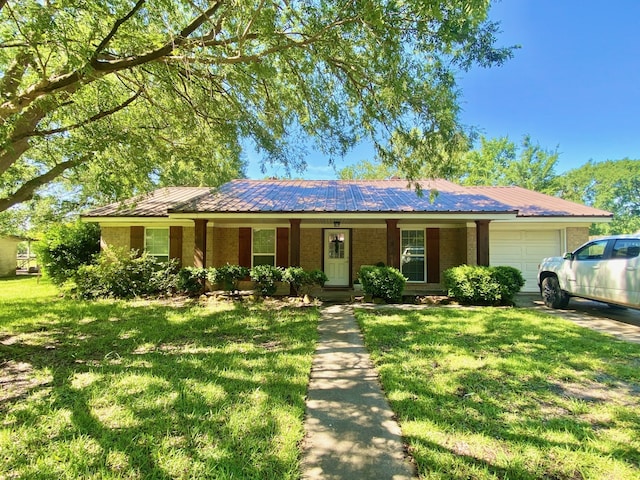 685 W 4th St, Groveton, TX 75845 - single story home featuring a front lawn, brick siding, and a garage