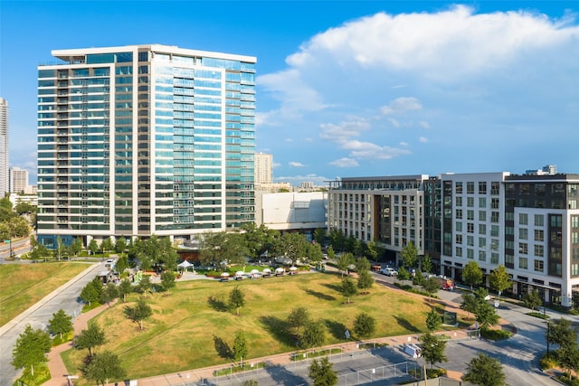 411 W Drew St, Houston, TX 77006 - view of property with a city view