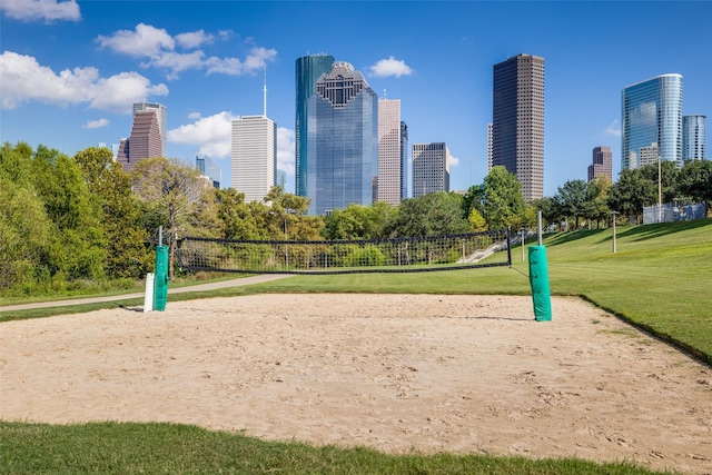 411 W Drew St, Houston, TX 77006 - view of property's community featuring a view of city and volleyball court