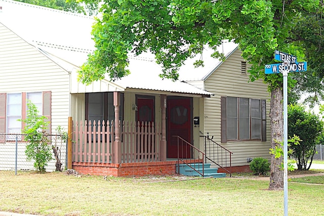 508 Texas St, Brenham, TX 77833 - bungalow-style home featuring a front lawn