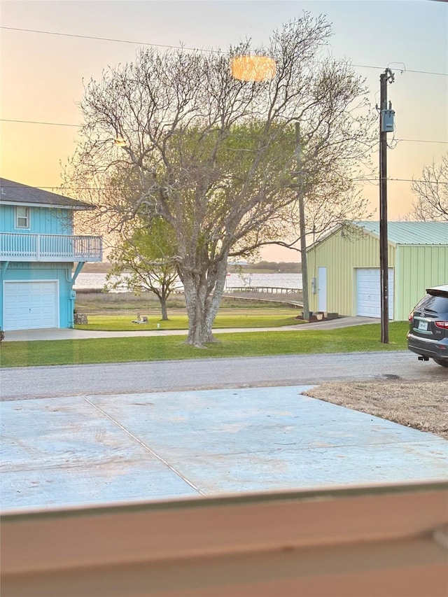 1105 W Bayshore Dr, Palacios, TX 77465 - view of yard with an outdoor structure and driveway