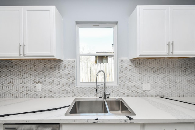 10322 Rancho Bernardo Ln, Sugar Land, TX 77498 - kitchen with a sink, tasteful backsplash, dishwasher, and white cabinets