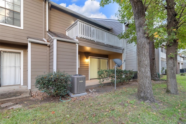 14911 Wunderlich Dr Unit 609, Houston, TX 77069 - back of property featuring central AC unit, a lawn, and a balcony