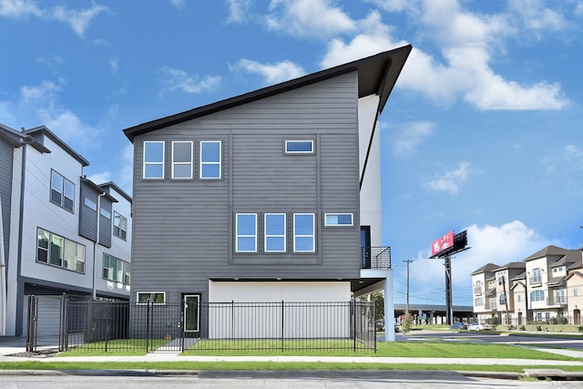 3313 Baer St, Houston, TX 77020 - view of front of property featuring a fenced front yard