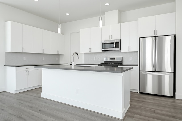 3313 Baer St, Houston, TX 77020 - kitchen with appliances with stainless steel finishes, a sink, an island with sink, recessed lighting, and backsplash