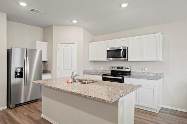327 Pecos Dr, Huntsville, TX 77340 - kitchen with stainless steel appliances, a sink, light wood-type flooring, baseboards, and recessed lighting