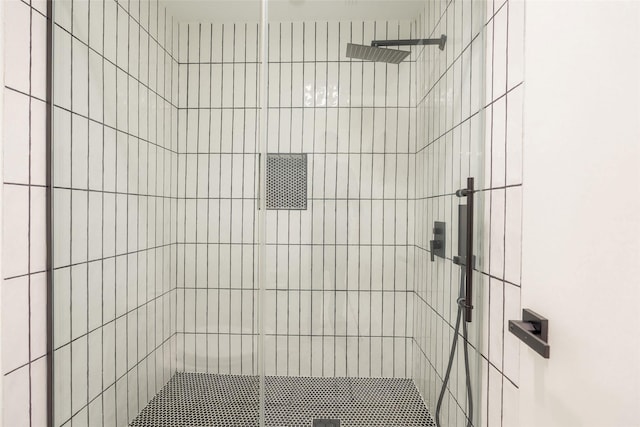5502 Graystone Ln, Houston, TX 77069 - full bath with tiled shower