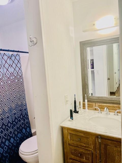 2122 Clemson Dr, Katy, TX 77493 - bathroom featuring toilet, vanity, and curtained shower