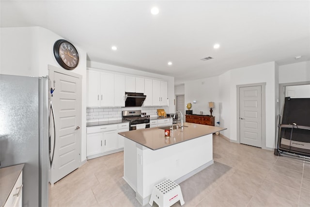 30102 Reagans Ranch Dr, Katy, TX 77494 - kitchen with a sink, stainless steel appliances, white cabinetry, visible vents, and decorative backsplash