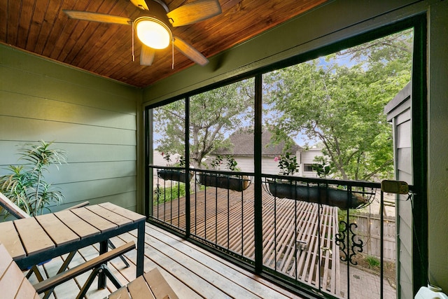 sunroom featuring ceiling fan