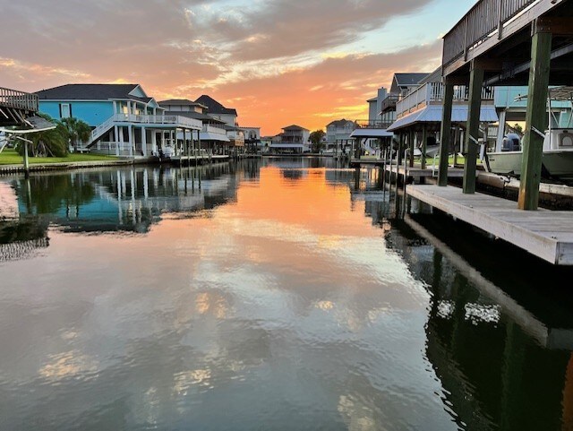 1303 Hawaii Dr, Tiki Island, TX 77554 - photo 4