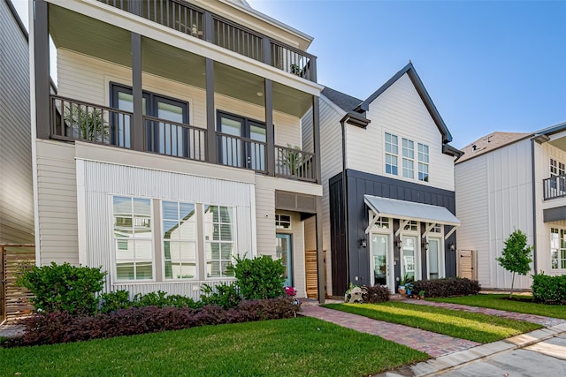 2414 W Kolbe Ln, Houston, TX 77080 - view of front of home with a balcony and a front yard