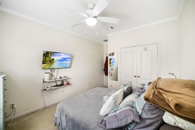 bedroom featuring light carpet, a closet, crown molding, baseboards, and ceiling fan