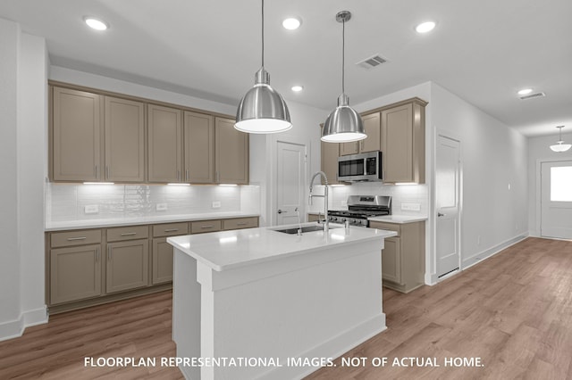 5042 Celestial Ct, La Marque, TX 77563 - kitchen featuring appliances with stainless steel finishes, a sink, light wood-type flooring, and recessed lighting