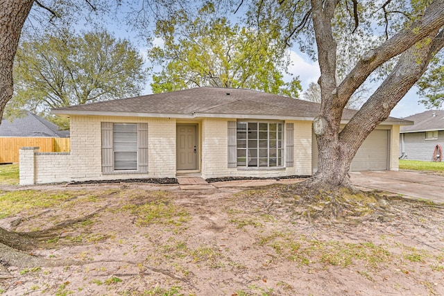 512 Stoneledge Dr, Friendswood, TX 77546 - ranch-style house with brick siding, an attached garage, driveway, and roof with shingles