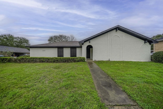 213 Westview Dr, Sealy, TX 77474 - ranch-style house with brick siding and a front lawn