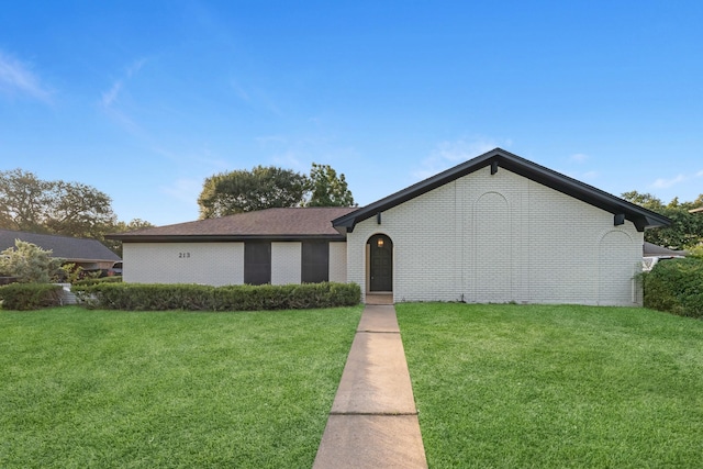 213 Westview Dr, Sealy, TX 77474 - view of front of home with brick siding and a front yard