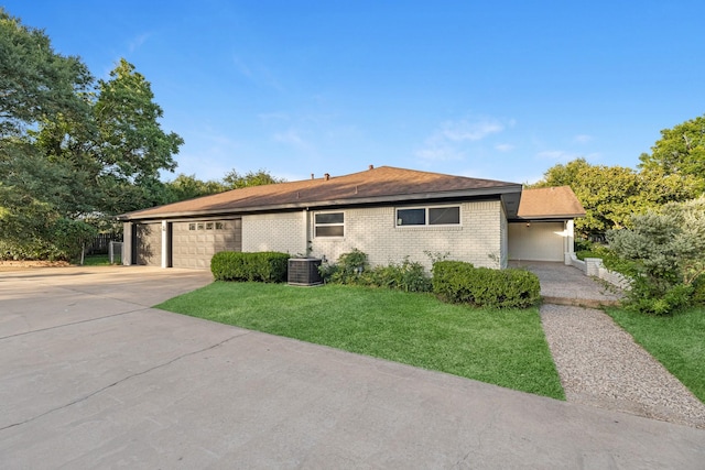 213 Westview Dr, Sealy, TX 77474 - single story home featuring a garage, driveway, a front yard, and brick siding