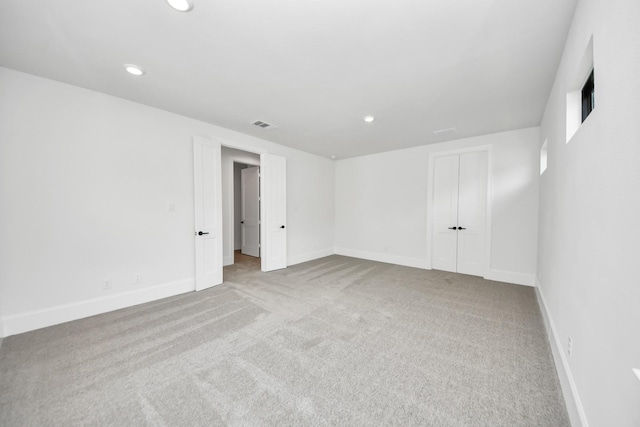 unfurnished room featuring carpet flooring, baseboards, visible vents, and recessed lighting