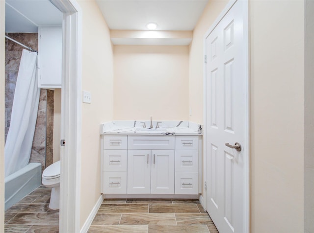 full bath with shower / tub combo with curtain, vanity, toilet, and baseboards