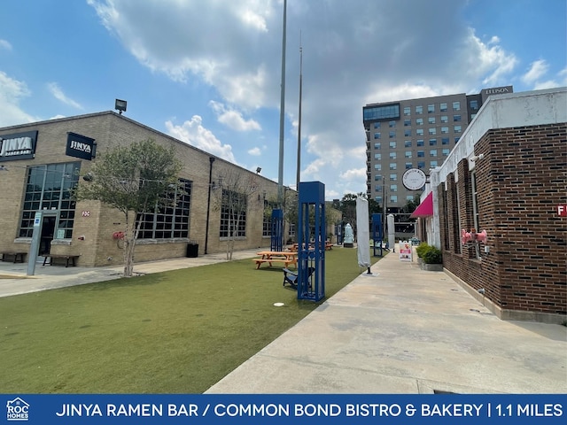 313 E 27th St, Houston, TX 77008 - view of property's community