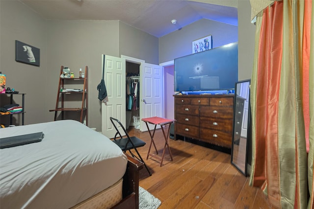 7611 Herndon Pl, Sugar Land, TX 77479 - bedroom featuring wood finished floors, lofted ceiling, and a closet
