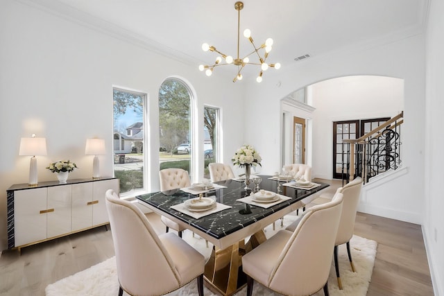 686 Edgewood Dr, Montgomery, TX 77356 - dining room featuring arched walkways, visible vents, an inviting chandelier, and crown molding