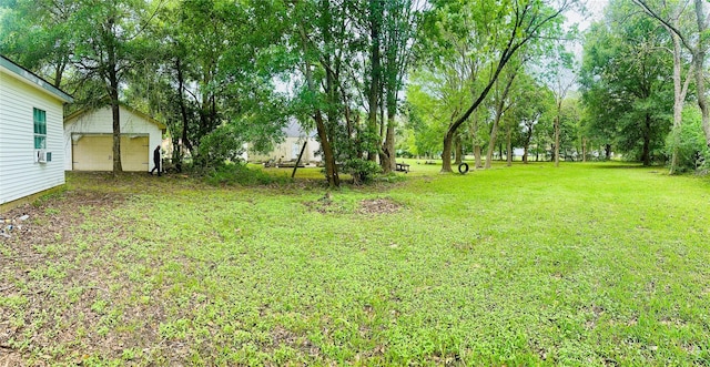 view of yard featuring an outbuilding