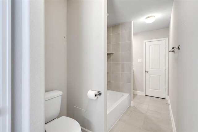 5432 Nolda St, Houston, TX 77007 - bathroom with toilet and baseboards