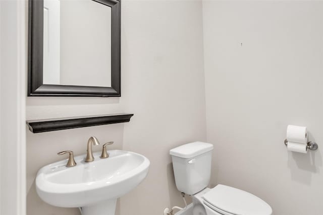 5432 Nolda St, Houston, TX 77007 - bathroom with a sink, toilet, and baseboards