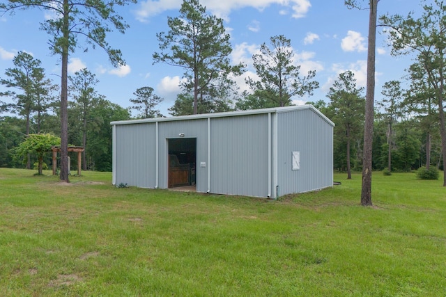 view of pole building featuring a lawn