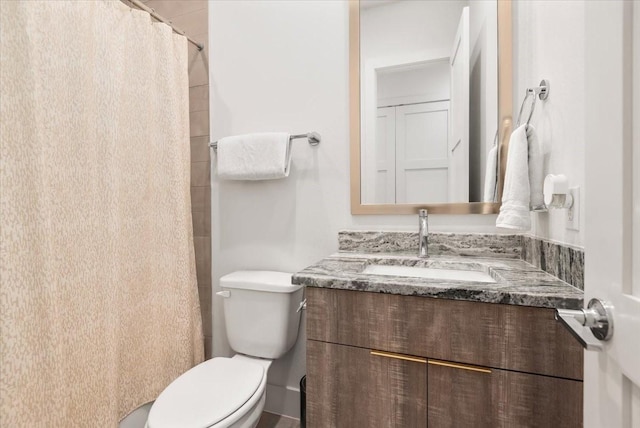 5203 Texas St, Houston, TX 77011 - full bathroom with toilet, curtained shower, and vanity
