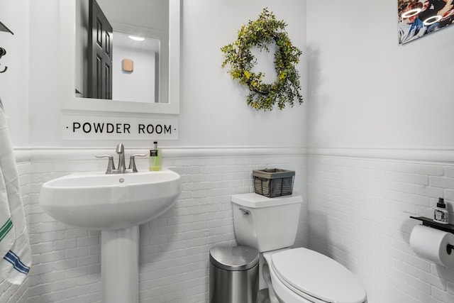 8603 Royal Retreat, Richmond, TX 77469 - bathroom with wainscoting, toilet, and a sink