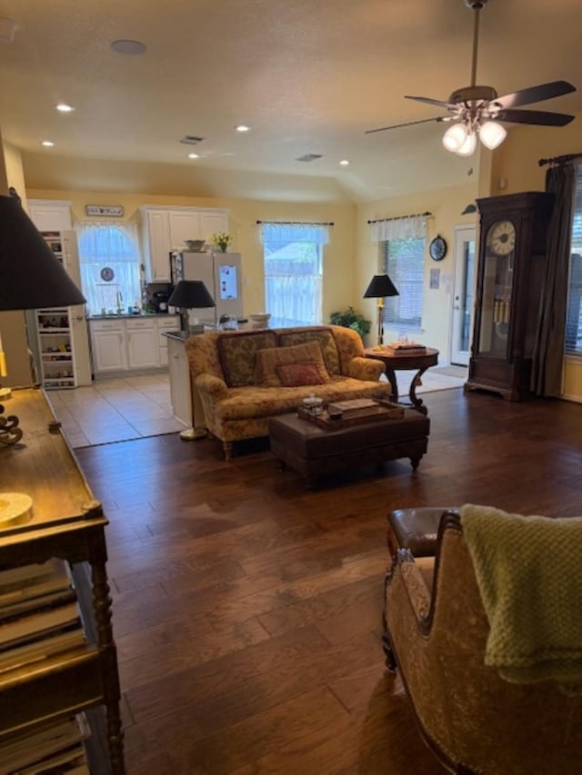 living area featuring light wood-type flooring, ceiling fan, and recessed lighting
