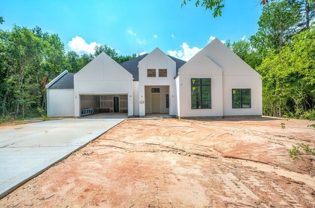 1549 Silver Creek Ln, Montgomery, TX 77316 - modern farmhouse featuring concrete driveway and stucco siding
