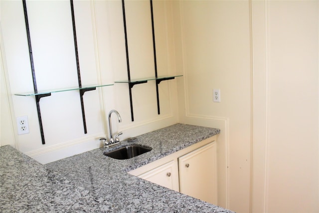 6103 Portal Dr, Houston, TX 77096 - bar area featuring a sink