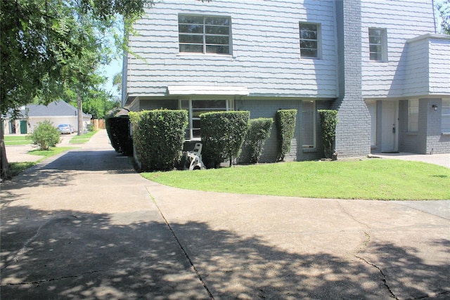 6103 Portal Dr, Houston, TX 77096 - view of front of property with a front lawn
