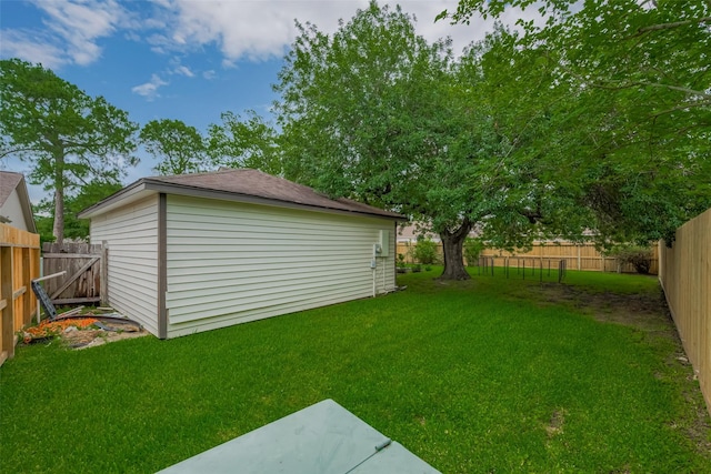 view of yard with an outdoor structure