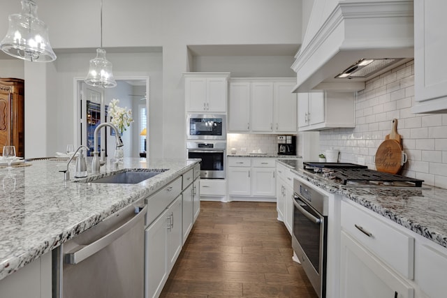 1614 Primrose Ln, Katy, TX 77493 - kitchen with appliances with stainless steel finishes, a sink, a chandelier, dark wood-style flooring, and white cabinetry
