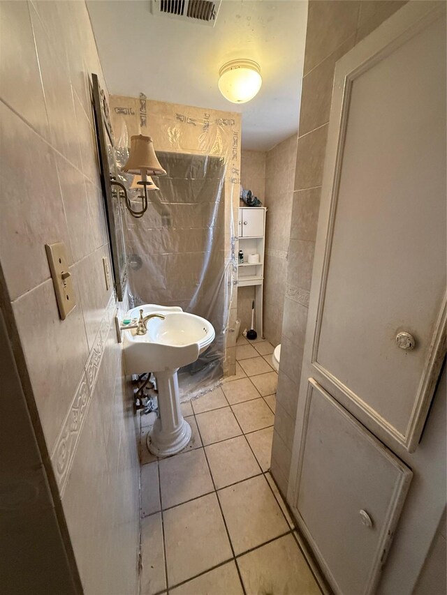 4334 Spring Valley Rd, Houston, TX 77041 - bathroom featuring tile walls, tile patterned floors, and toilet