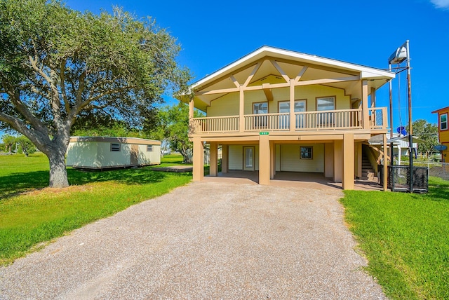 view of front of home featuring a front lawn, driveway, and a carport