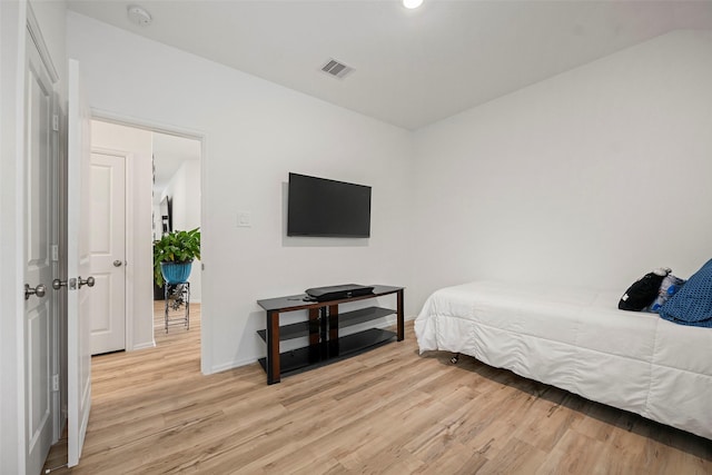 908 Pickering Oak Row, Magnolia, TX 77354 - bedroom with baseboards, recessed lighting, light wood-style flooring, and visible vents