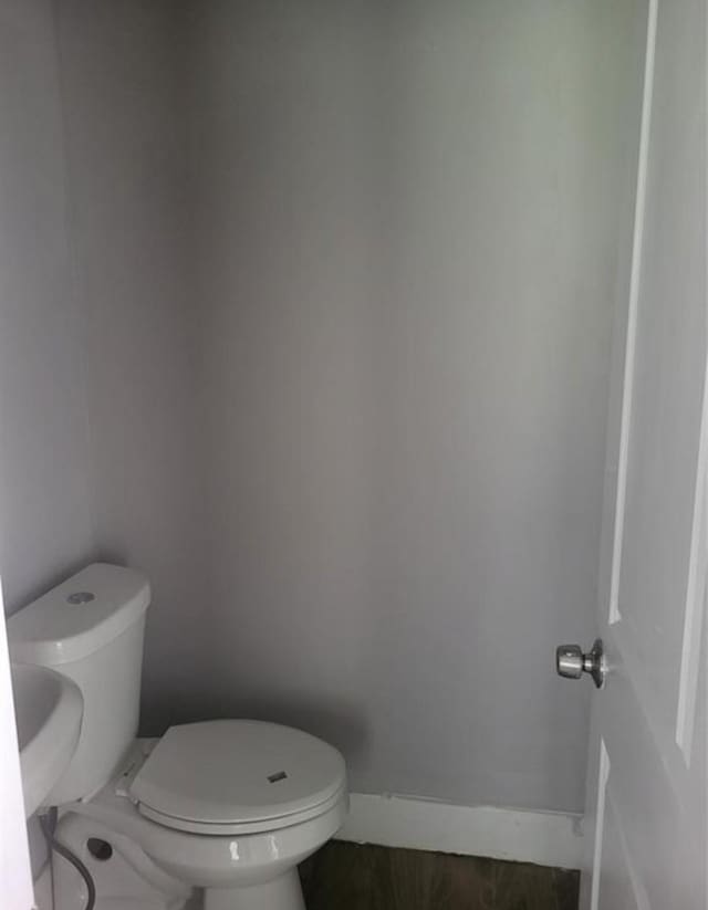 125 Canton St, Houston, TX 77012 - bathroom featuring toilet and baseboards