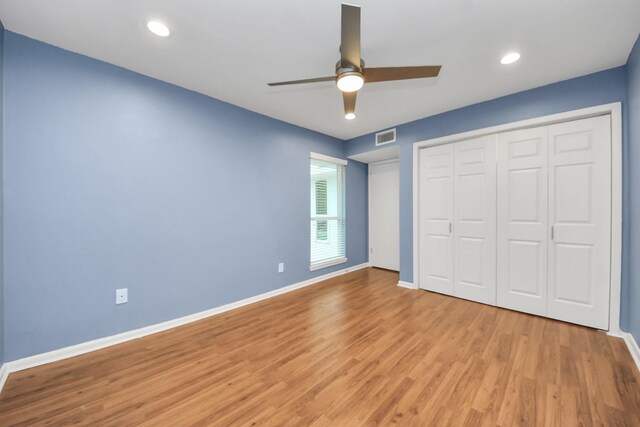 7655 S Braeswood Blvd Unit 10, Houston, TX 77071 - unfurnished bedroom featuring light wood-style flooring, baseboards, a closet, a ceiling fan, and recessed lighting