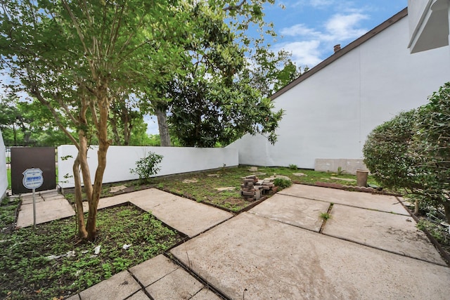 7655 S Braeswood Blvd Unit 10, Houston, TX 77071 - fenced backyard with a patio area